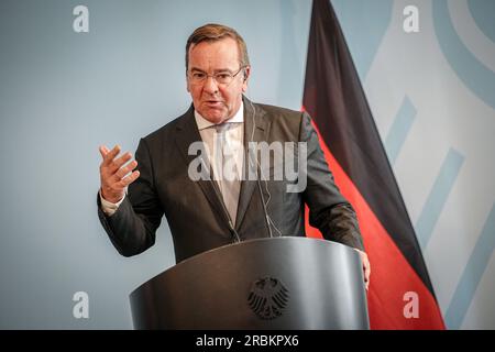 10 juillet 2023, Berlin : Boris Pistorius (SPD), ministre fédéral de la Défense, tient une conférence de presse aux côtés du ministre français de la Défense au ministère de la Défense. Les entretiens portent sur le programme franco-allemand d’armement du système de combat au sol principal du futur et sur le sommet de l’OTAN à Vilnius, qui débute le lendemain. Photo : Kay Nietfeld/dpa Banque D'Images