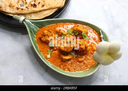 Rajasthani Gatta Curry ou Besan Ke Gatte Ki Sabzi. Gatte sont des cottes de farine de gramme ou des boulettes de farine de pois chiches sont cuites dans un curry de yaourt épicé et acidulé Banque D'Images