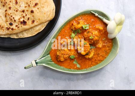 Rajasthani Gatta Curry ou Besan Ke Gatte Ki Sabzi. Gatte sont des cottes de farine de gramme ou des boulettes de farine de pois chiches sont cuites dans un curry de yaourt épicé et acidulé Banque D'Images