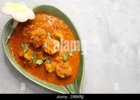 Rajasthani Gatta Curry ou Besan Ke Gatte Ki Sabzi. Gatte sont des cottes de farine de gramme ou des boulettes de farine de pois chiches sont cuites dans un curry de yaourt épicé et acidulé Banque D'Images