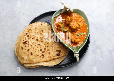 Rajasthani Gatta Curry ou Besan Ke Gatte Ki Sabzi. Gatte sont des cottes de farine de gramme ou des boulettes de farine de pois chiches sont cuites dans un curry de yaourt épicé et acidulé Banque D'Images