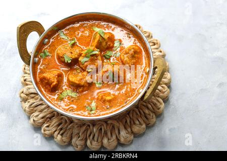 Rajasthani Gatta Curry ou Besan Ke Gatte Ki Sabzi. Gatte sont des cottes de farine de gramme ou des boulettes de farine de pois chiches sont cuites dans un curry de yaourt épicé et acidulé Banque D'Images