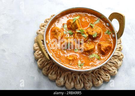 Rajasthani Gatta Curry ou Besan Ke Gatte Ki Sabzi. Gatte sont des cottes de farine de gramme ou des boulettes de farine de pois chiches sont cuites dans un curry de yaourt épicé et acidulé Banque D'Images
