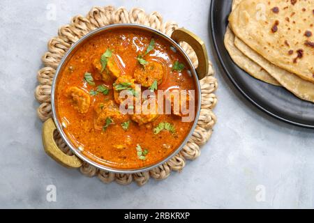 Rajasthani Gatta Curry ou Besan Ke Gatte Ki Sabzi. Gatte sont des cottes de farine de gramme ou des boulettes de farine de pois chiches sont cuites dans un curry de yaourt épicé et acidulé Banque D'Images