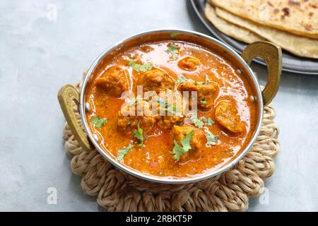Rajasthani Gatta Curry ou Besan Ke Gatte Ki Sabzi. Gatte sont des cottes de farine de gramme ou des boulettes de farine de pois chiches sont cuites dans un curry de yaourt épicé et acidulé Banque D'Images