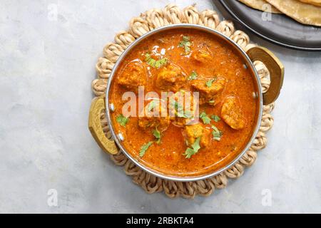 Rajasthani Gatta Curry ou Besan Ke Gatte Ki Sabzi. Gatte sont des cottes de farine de gramme ou des boulettes de farine de pois chiches sont cuites dans un curry de yaourt épicé et acidulé Banque D'Images