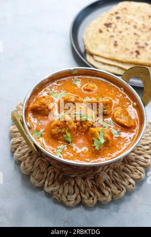 Rajasthani Gatta Curry ou Besan Ke Gatte Ki Sabzi. Gatte sont des cottes de farine de gramme ou des boulettes de farine de pois chiches sont cuites dans un curry de yaourt épicé et acidulé Banque D'Images