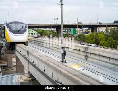 Train monorail surélevé sur rail. Monorail de transport en commun. Transport de masse moderne. Transport ferroviaire. Monorail à cheval sans conducteur sur un guide en béton Banque D'Images