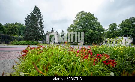 Chorzow, Pologne - 29 juin 2023 : la porte principale monumentale du zoo. Plantes floues au premier plan. Banque D'Images