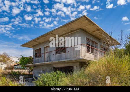 Maison abandonnée grossièrement plâtrée au village de Zatoglav, Croatie, Europe Banque D'Images