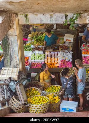 Couple européen achetant des fruits dans un étal de marché à Ubud Banque D'Images