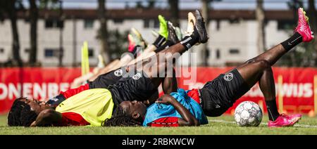 ALMERE - joueurs lors de la formation du club de football Almere City. Le plus jeune club professionnel des pays-Bas a été promu en Eredivisie et se prépare pour la nouvelle saison de football. ANP FREEK VAN DEN BERGH Banque D'Images