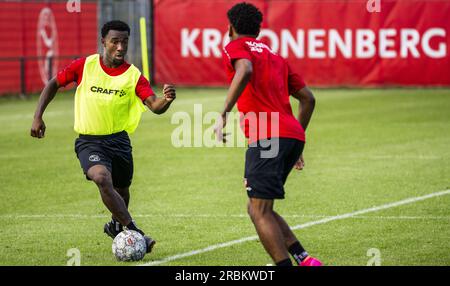 ALMERE - joueurs lors de la formation du club de football Almere City. Le plus jeune club professionnel des pays-Bas a été promu en Eredivisie et se prépare pour la nouvelle saison de football. ANP FREEK VAN DEN BERGH Banque D'Images