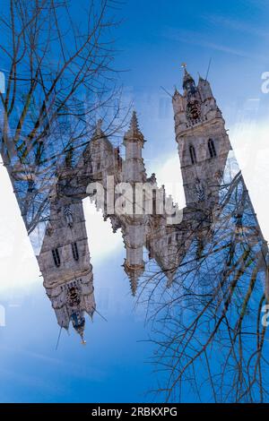 Double exposition du clocher dans le centre historique de Gand, Belgique. Banque D'Images