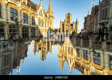 Double exposition de l'église St Nicolas flanquée de l'ancien bâtiment Post dans le centre historique de Gand, Belgique. Banque D'Images