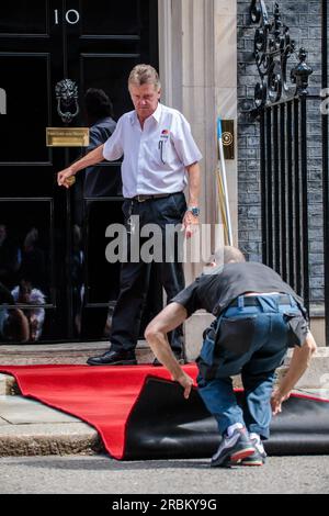 Downing Street, Londres, Royaume-Uni. 10 juillet 2023. Tapis rouge en cours de déroulement devant le Premier ministre britannique, Rishi Sunak, accueillant le président des États-Unis d'Amérique, Joe Biden, à Downing Street, Londres, Royaume-Uni. Photo par Amanda Rose/Alamy Live News Banque D'Images