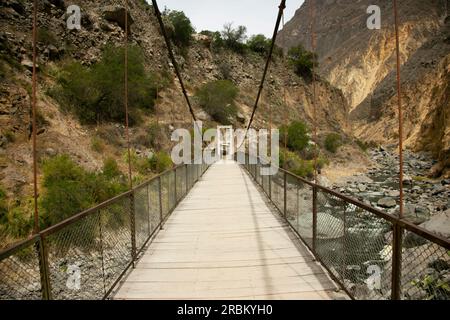 Randonnée à travers le Canyon de Colca en suivant la route de Cabanaconde à l'Oasis. Banque D'Images