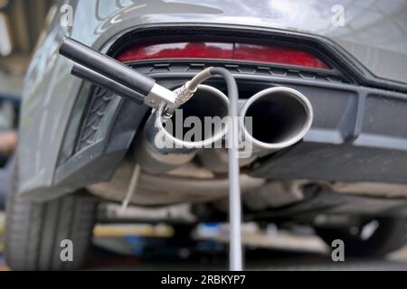 Munich, Deutschland. 10 juillet 2023. Mesure des gaz d'échappement sur une voiture à combustion, diesel, véhicule diesel, sonde, sonde de mesure, Mesure, gaz d'échappement, échappement, tuyaux d'échappement, acceptation TUEV sur une voiture par le TUEV POURSUIVI, inspection principale et analyse des gaz d'échappement, ? Crédit : dpa/Alamy Live News Banque D'Images