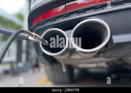 Munich, Deutschland. 10 juillet 2023. Mesure des émissions sur une voiture à combustion, diesel, véhicule diesel, sonde, sonde de mesure, Mesure, gaz d'échappement, échappement, tuyaux d'échappement, acceptation TUEV sur une voiture par le TUEV POURSUIVI, inspection principale et analyse des gaz d'échappement, ? Crédit : dpa/Alamy Live News Banque D'Images