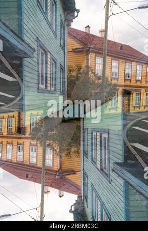 Double exposition colorée de maisons plaquées en bois à Tartu, Estonie. Banque D'Images