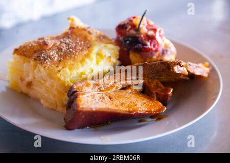 Trio Arequipeño. Rocoto farci, gâteau aux pommes de terre et couilles de porc. Plat typique de la ville d'Arequipa. Banque D'Images