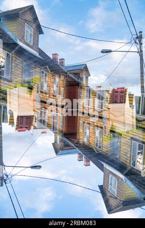 Double exposition colorée de maisons plaquées en bois à Tartu, Estonie. Banque D'Images