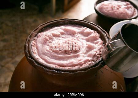 Chicha morada est une boisson originaire de la région andine du Pérou. L'ingrédient principal dans la boisson est culli ou ckolli maïs, Banque D'Images