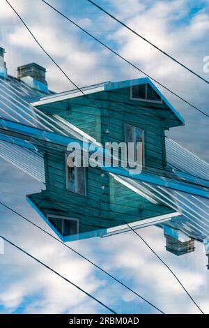 Double exposition colorée de maisons plaquées en bois à Tartu, Estonie. Banque D'Images