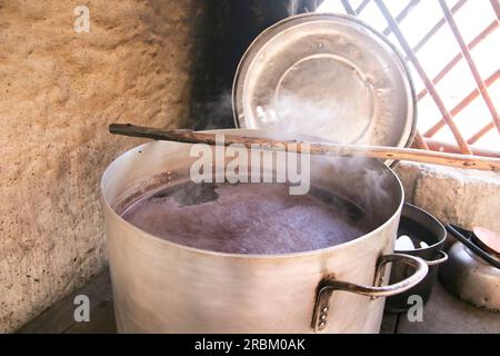 Chicha morada est une boisson originaire de la région andine du Pérou. L'ingrédient principal dans la boisson est culli ou ckolli maïs, Banque D'Images