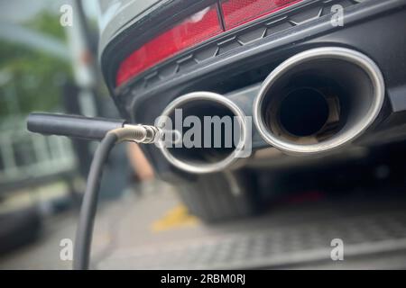Munich, Deutschland. 10 juillet 2023. Mesure des gaz d'échappement sur une voiture à combustion, diesel, véhicule diesel, sonde, sonde de mesure, Mesure, gaz d'échappement, échappement, tuyaux d'échappement, acceptation TUEV sur une voiture par le TUEV POURSUIVI, inspection principale et analyse des gaz d'échappement, ? Crédit : dpa/Alamy Live News Banque D'Images