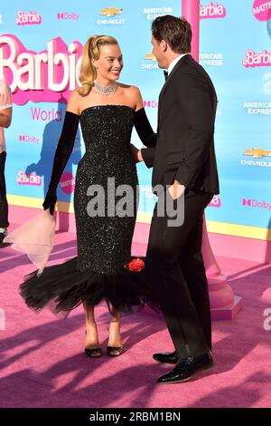 Margot Robbie mit Ehemann Tom Ackerley BEI der Weltpremiere des Kinofilms 'Barbie' im Shrine Auditorium. Los Angeles, 09.07.2023 Banque D'Images