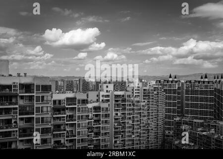 La ville d'affaires de Chengdu en noir et blanc. Banque D'Images