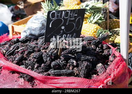 Épis de maïs dans un étal du marché central de fruits et légumes à Arequipa, Pérou. Banque D'Images