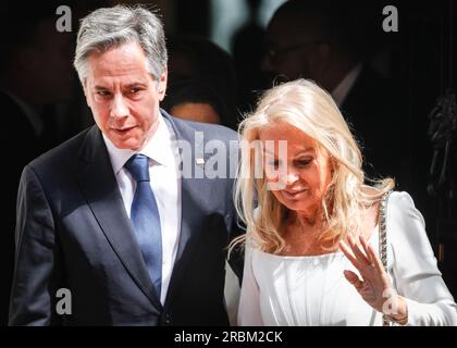 Londres, Royaume-Uni. 10 juillet 2023. Anthony Blinken, secrétaire d'État américain, avec Jane Hartley, ambassadrice américaine. Joe Biden (Joseph Robinette Biden Jr.), président des États-Unis d'Amérique, est accueilli au 10 Downing Street par Rishi Sunak, Premier ministre du Royaume-Uni, tous deux réapparaissent après de courtes réunions et M. Biden quitte Downing Street dans le cortège. Biden se rend au Royaume-Uni pour rencontrer le Premier ministre, puis le roi Charles, avant de se rendre au sommet de l’OTAN en Lituanie. Crédit : Imageplotter/Alamy Live News Banque D'Images