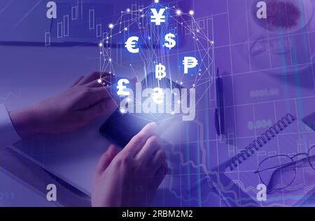 Change d'argent. Double exposition avec graphique, différents symboles monétaires et photo de femme utilisant smartphone Banque D'Images