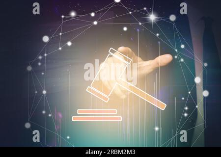 Vente aux enchères. Homme touchant l'écran numérique avec l'illustration du marteau et du bloc sonore sur fond sombre, gros plan Banque D'Images