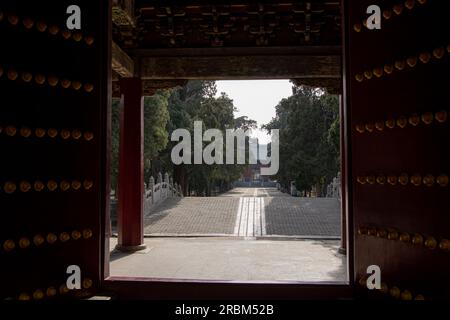 Une entrée voûtée d'un temple chinois, Qufu, Chine. Patrie de Confucius, murs rouges et portes, patrimoine mondial de l'UNESCO Banque D'Images