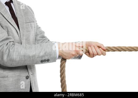 Concept de litige. Homme d'affaires tirant la corde sur fond blanc, closeup Banque D'Images
