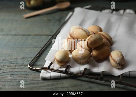 Biscuits maison en forme de noix fraîchement cuits, gros plan. Espace pour le texte Banque D'Images