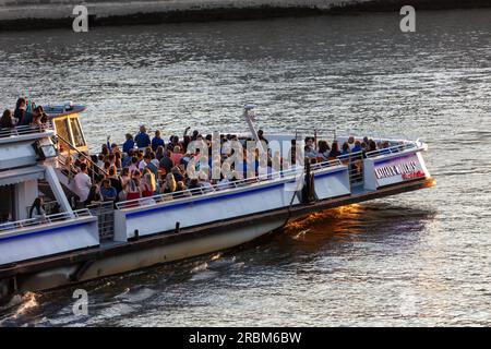 Paris romantique. Coucher de soleil sur les gens sur les bateaux de croisière fluviale Bateaux mouches sur la Seine près de l'Ile Saint-Louis. Paris Banque D'Images