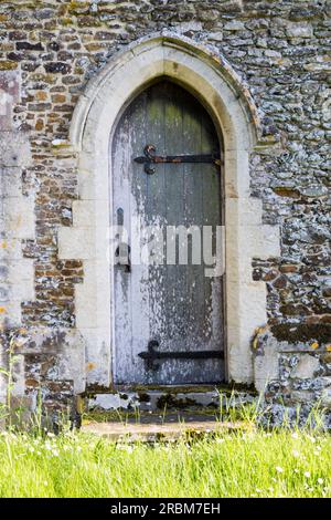 Vieille porte d'église. Banque D'Images