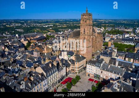 France, Aveyron (12), Rodez, la cathédrale gothique notre-Dame des 13e et 16e siècles et son clocher qui domine la ville depuis ses 87 Banque D'Images