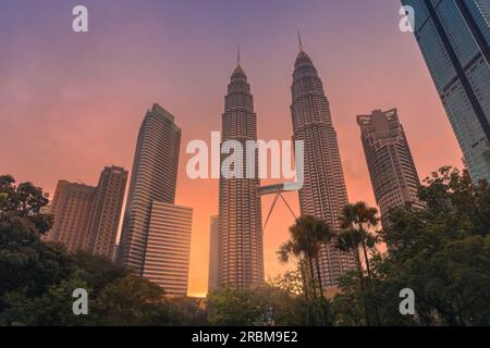 Kuala Lumpur, parc de Malaisie et horizon avec des tons de coucher de soleil. Tours jumelles dans le centre de KL. Vue panoramique Banque D'Images
