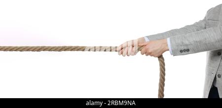 Concept de litige. Homme d'affaires tirant la corde sur fond blanc, closeup Banque D'Images