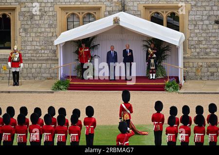 Le président AMÉRICAIN Joe Biden et le roi Charles III sur les quais, écoutent l'hymne national américain joué par le Band of the Welsh Guards, lors d'une cérémonie de bienvenue dans le quadrangle du château de Windsor, Berkshire, lors de la visite du président Biden au Royaume-Uni. Date de la photo : lundi 10 juillet 2023. Banque D'Images