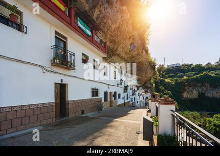 Calle Calanas Street with Rocks Dwellings - Setenil de las Bodegas, Andalousie, Espagne Banque D'Images