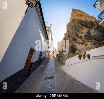 Calle Mina Street with Rocks Dwellings - Setenil de las Bodegas, Andalousie, Espagne Banque D'Images