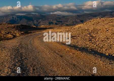 Une route de gravier sur l'île de Pag, Croatie. Banque D'Images