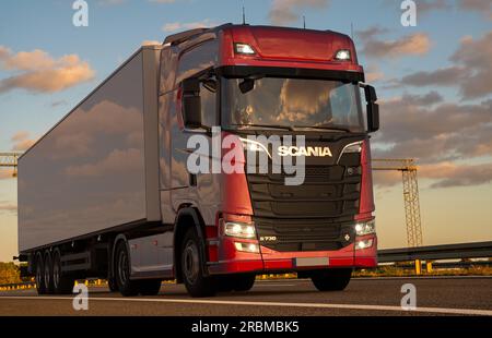 Camion Scania S 730 avec semi-remorque sur l'autoroute Banque D'Images