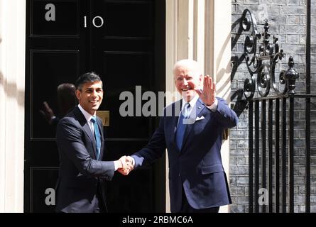 Londres, Royaume-Uni, 10 juillet 2023. Le Premier ministre britannique et le président américain Joe Biden se sont accueillis chaleureusement à Downing Street ce matin, malgré le désaccord public au sein de l'alliance sur la récente décision des États-Unis d'envoyer des bombes à fragmentation pour aider l'Ukraine. Biden partait ensuite pour rencontrer le roi Charles à Windsor. Crédit : Monica Wells/Alamy Live News Banque D'Images